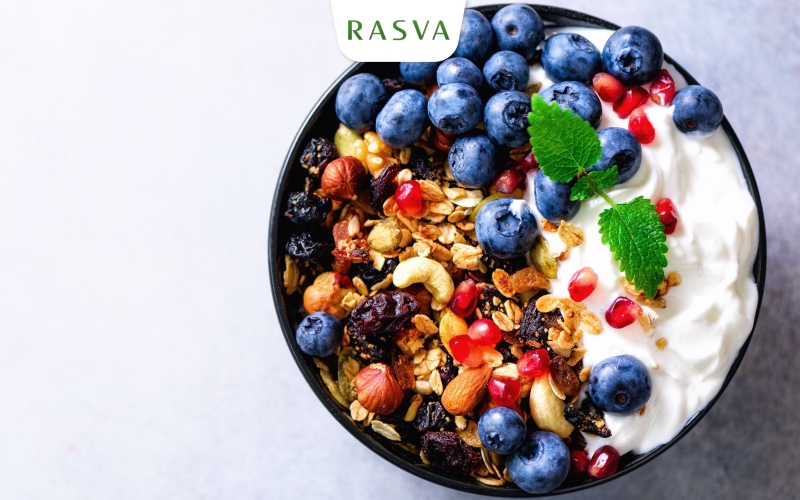 Granola và sữa chua